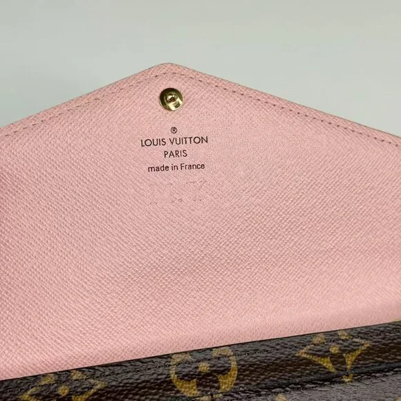 Louis Vuitton Monogram Canvas Wallet with Classic LV Logo Design - Picture 8 of 8